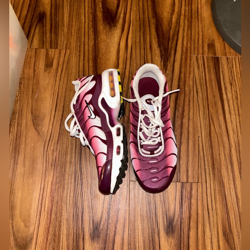 NIKE